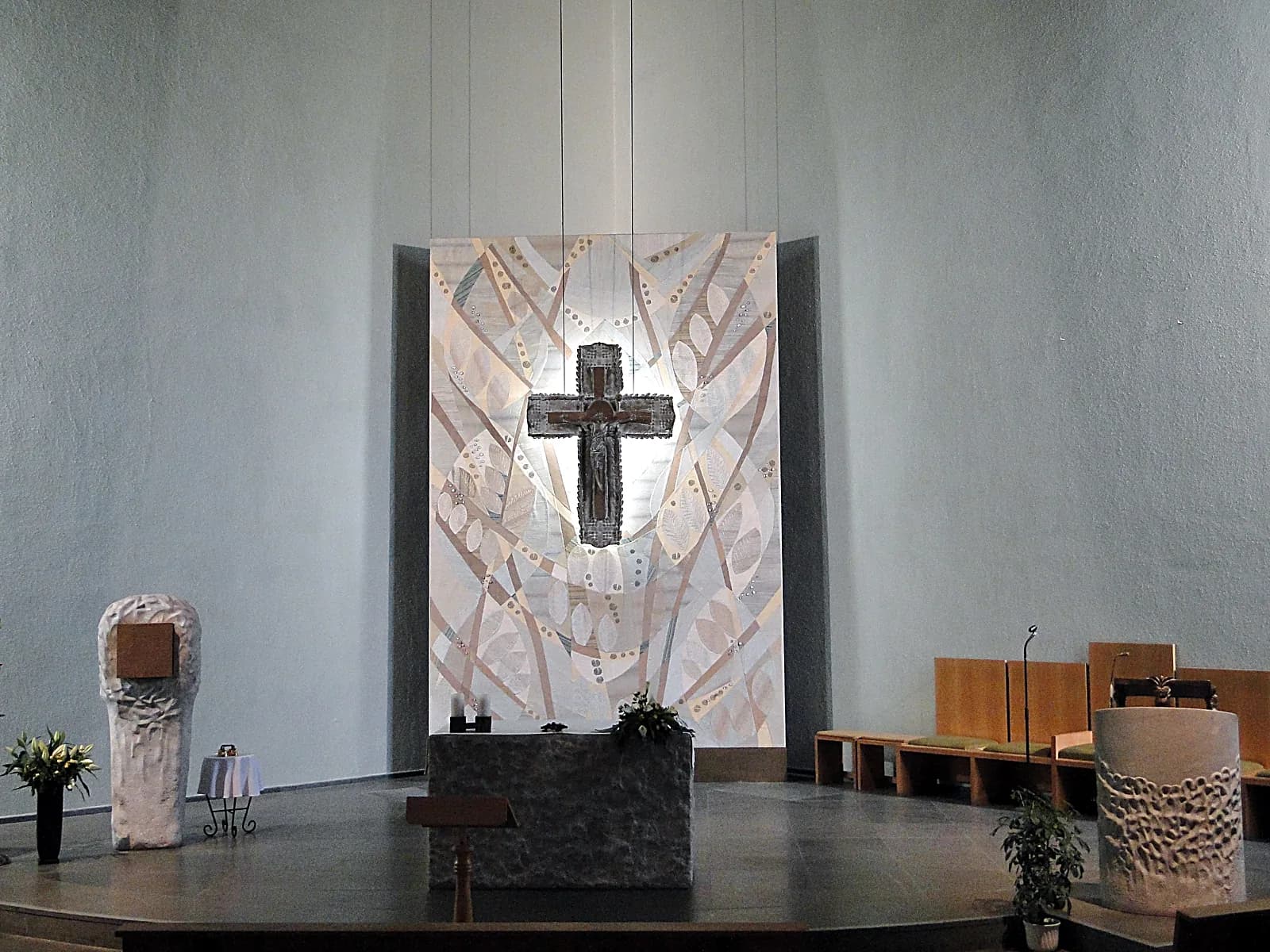 Altar donde se ofrece la misa por las intenciones de la comunidad.