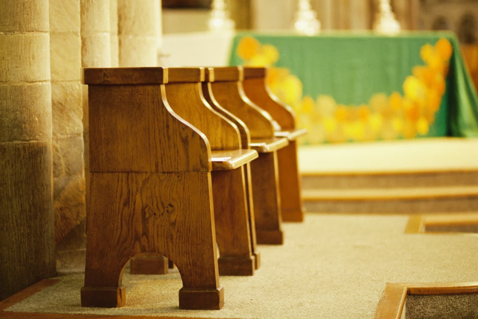 Reclinatorios de madera en el interior de la iglesia, lugar de oración y reconciliación.